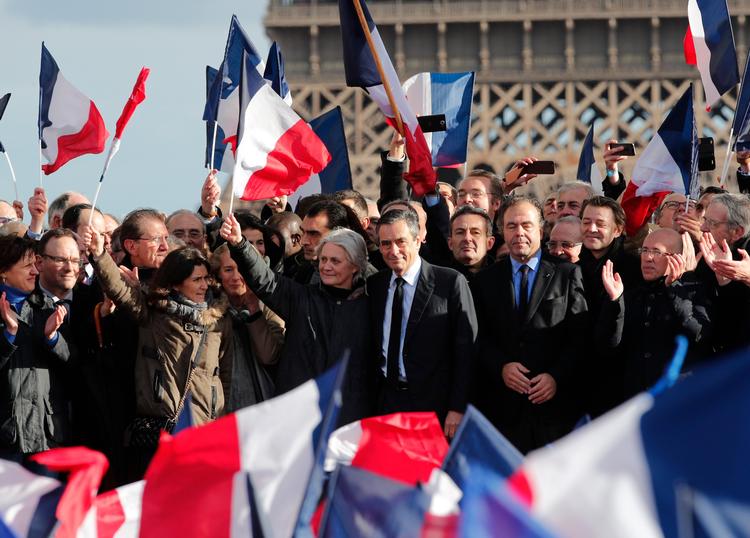 En måling søndag viste, at Fillon har opbakning fra 17 procent af vælgerne. Det er en tilbagegang på tre procentpoint i løbet af en måned. 