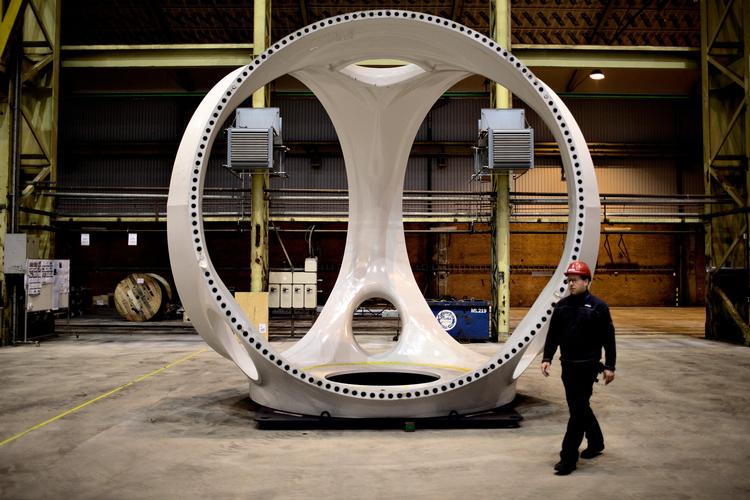 Vestas begyndte for nogle år siden at producere på det tidligere værft Lindø i Munkebo. Her er det en af vindmøllekomponenterne i baggrunden. 