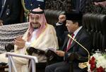 Kong Salman i selskab med Setya Novanto, lederen af det ene af de to kamre i det indiske parlament,  