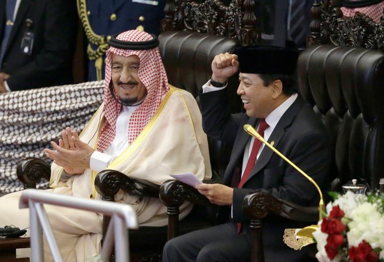 Kong Salman i selskab med Setya Novanto, lederen af det ene af de to kamre i det indiske parlament,  