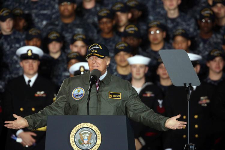 Torsdag holdt præsident Trump tale på et nybygget hangarskib om de øgede bevillinger til forsvaret. Men den historie druknede i afsløringerne af justitsminister Jeff Sessions usandheder.  