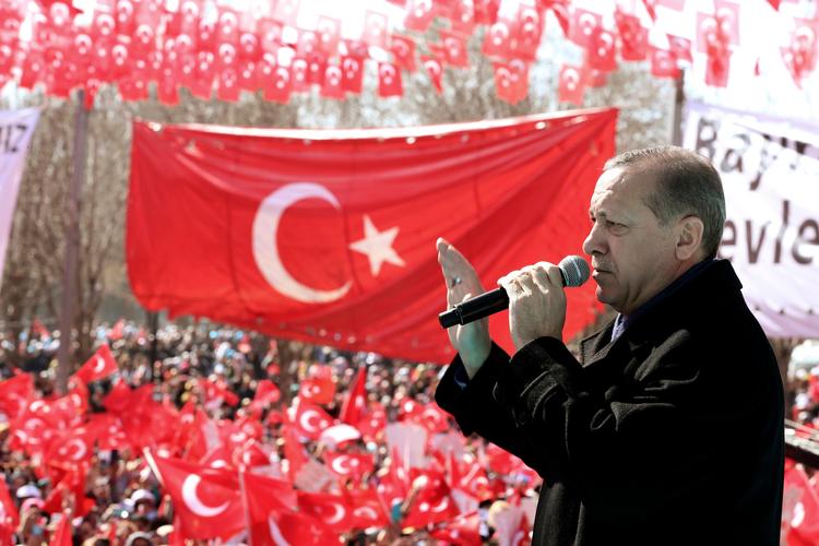 Præsident Erdogan vandt i går snævert en folkeafstemning om en forfatningsændring, der vil give ham mere magt på centrale områder. Nu langer OSCE og Europarådet ud efter den måde, folkeafstemningen er afviklet på. Den er følge dem ikke levet op til demokratiske standarder. 