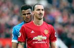  Tyrone Mings (tv.)  og Zlatan Ibrahimovic var ikke de bedste venner i kampen mellem Manchester United og Bournemouth. Nu undersøger det engelske fodboldforbund de to spilleres opførsel. 