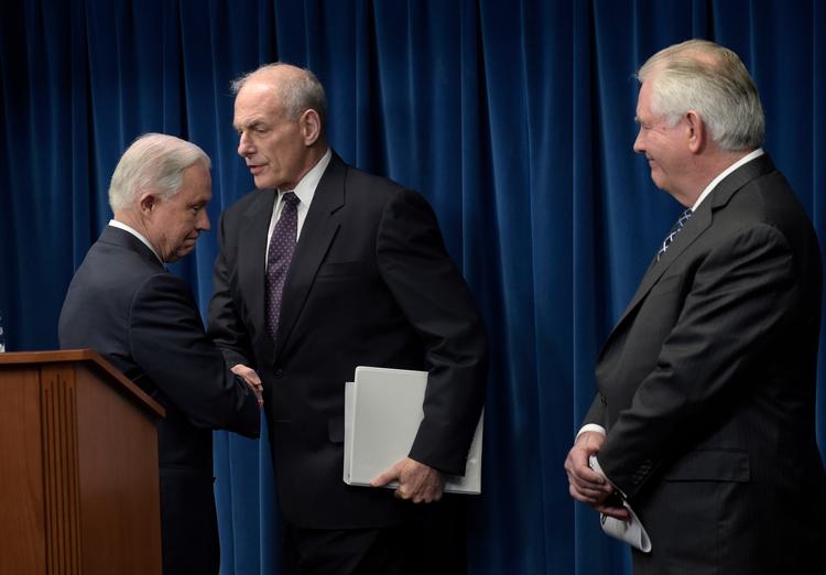 Donald Trump glimrede ved sit fravær  da justitsminister Jeff Sessions, minister for intern sikkerhed John Kelly og udenrigsminister Rex Tillerson i dag præsenterede et nyt indrejseforbud i stedet for det, der blev blokeret af domstolene i sidste måned 