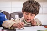 Ibrahim på 7 år er en af dem, der får hjælp af Red Barnet i Syrien. Her kan børnene blandt andet tegne deres minder og følelser, for at bearbejde det, de har oplevet. 