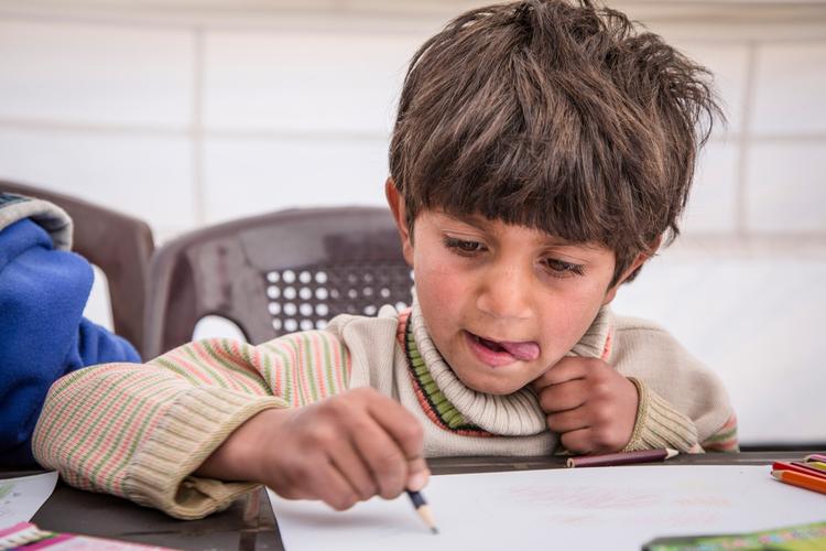 Ibrahim på 7 år er en af dem, der får hjælp af Red Barnet i Syrien. Her kan børnene blandt andet tegne deres minder og følelser, for at bearbejde det, de har oplevet. 
