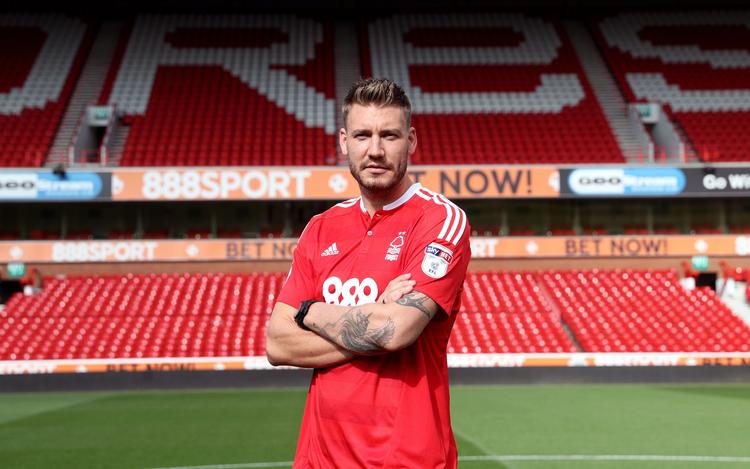 Bendtner skifter fra Nottingham Forest i den næstbedste række i England til den norske mesterklub, Rosenborg. 