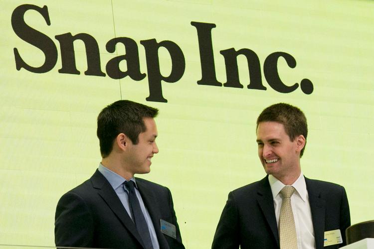 Så glade er man, når man er på vej til at tjene 24 milliarder kroner. Snap Inc.´s ejer Bobby Murphy (tv) og medejer og adm.dir. Evan Spiegel glæder sig efter åbningen af børsmarkedet i New York i sidste uge.  