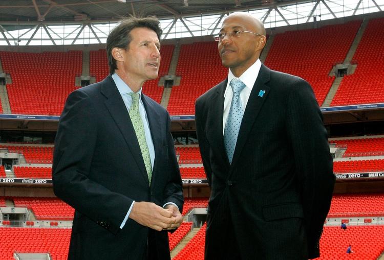 Fredericks (th.) med manden, der afløste Lamine Diack som præsident i IAAF, Sebastian Coe.  