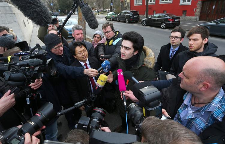 Anas Modamani taber i retten, som afviser hans klage over Facebook.  