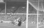 Johan Cruyff i jagt på en scoring i Europa Cup-finalen mod Panathinaikos i 1971, da Ajax hentde trofæet for første gang.  