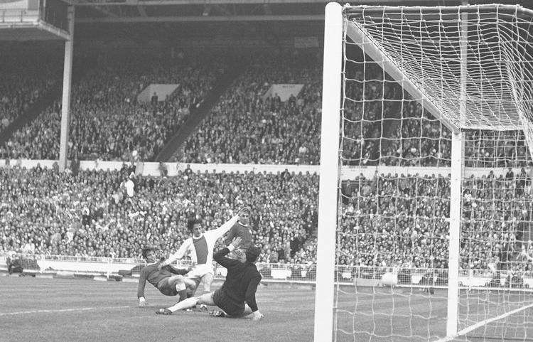 Johan Cruyff i jagt på en scoring i Europa Cup-finalen mod Panathinaikos i 1971, da Ajax hentde trofæet for første gang.  