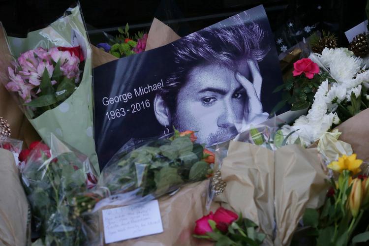 Blomster og mindeord blev lagt ved George Michaels hjem i London efter nyheden om sangerindens død. 