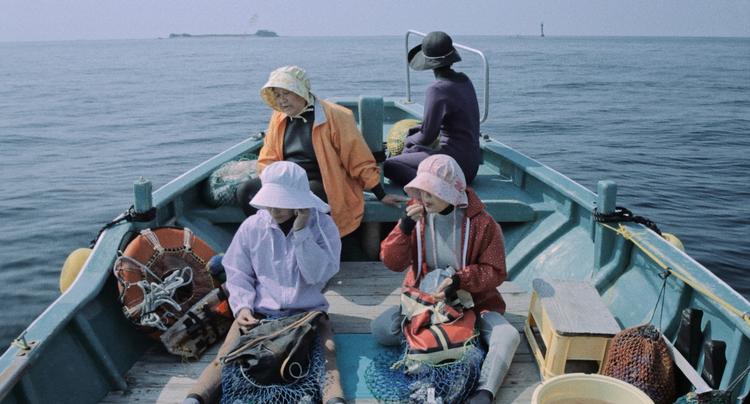 Filmen Ama-San byder på smukke billeder af havet og de kvindelige, japanske dykkere på halvøen Ise. Til en særvisning af filmen kan man købe øl og østers hos BRUS & Spontan. 