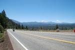 En Harley på den lange landevej med Mount Shasta, Californien, i baggrunden.  