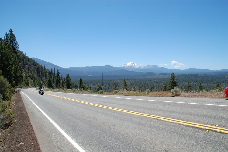 En Harley på den lange landevej med Mount Shasta, Californien, i baggrunden.  