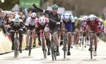 Sam Bennett strækker armen jublende i vejret, mens de mere etablerede sprintere kommer til kort. Foto: A.S.O./Alex Broadway. 