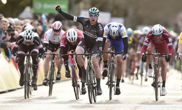 Sam Bennett strækker armen jublende i vejret, mens de mere etablerede sprintere kommer til kort. Foto: A.S.O./Alex Broadway. 