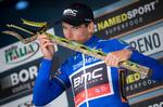 Greg Van Avermaet på podiet med det traditionelle sejrstrofæ som vinder af sidste års Tirreno-Adriatico. Foto: ANSA/Peri. 