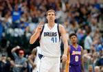 Dirk Nowitzki blev belønnet med masser af klapsalver, da han rundede de historiske 30.000 point. 