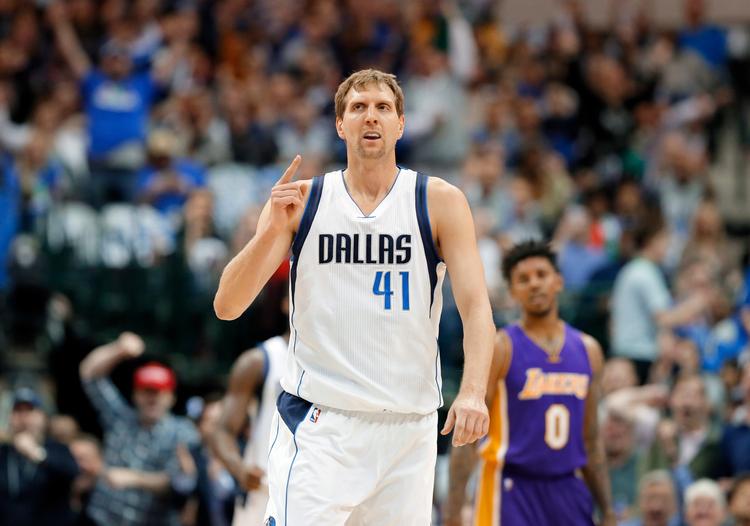 Dirk Nowitzki blev belønnet med masser af klapsalver, da han rundede de historiske 30.000 point. 