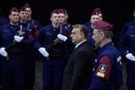 Ungarns leder, Viktor Orban, indvier en ny grænsepatrulje, der skal holde asylsøgere ude. Han frygter at millioner af ulovlige indvandrere er på vej til landet. Foto: Szilard Koszticsak/AP 