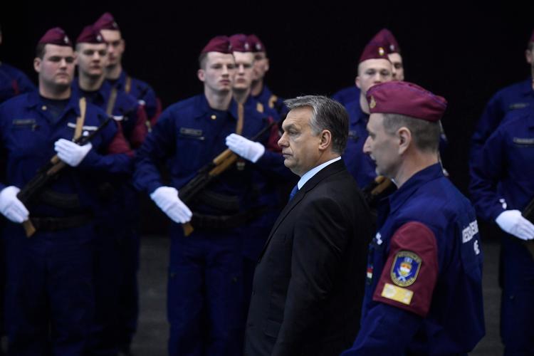 Ungarns leder, Viktor Orban, indvier en ny grænsepatrulje, der skal holde asylsøgere ude. Han frygter at millioner af ulovlige indvandrere er på vej til landet. Foto: Szilard Koszticsak/AP 