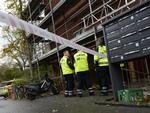 En læge og nogle reddere ved den opgang, hvor drabet fandt sted. 