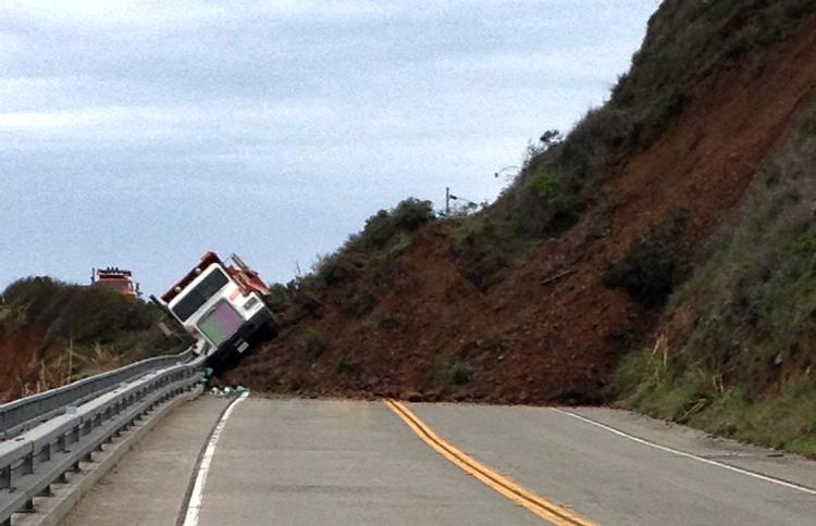 Jordskred er hyppige på Highway 1 i Californien. Dette er fra sidste år, men lignende jordskred giver netop store problemer 