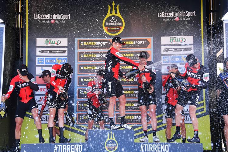 Begejstringen var ikke til at tage fejl af, da BMC fejrede triumfen i Tirreno-Adriaticos indledende holdløb: Foto: La Presse-D'Alberto/Ferrari. 