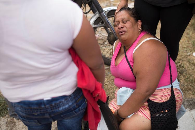 Rosa Etelvina Ivañez bryder sammen i gråd ved børnehjemmet.  
