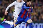 Paris' Julian Draxler jagter Lionel Messi. 