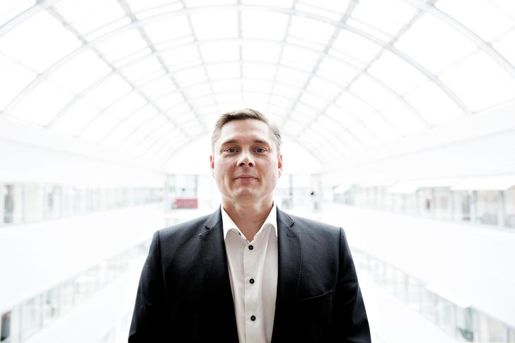 Man kan ikke bare pløje tværs igennem Øresund og på den måde fikse PostNords problemer, siger den danske postdirektør Peter Kjær Jensen i en bramfri udmelding til den svenske stat. 