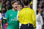 PSG's målmand, Kevin Trapp, brokker sig til dommeren, Deniz Ayetekin, efter at han har dømt straffe til Barcelonas Suarez. 