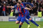 Barcelonas Sergi Roberto scorer Barcelonas forløsende mål dybt inde i overtiden. 