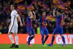Barcelonas Andres Iniesta,  Neymar og Luis Suarez jubler, efter at PSG's Layvin Kurzawa scorede selvmål. 