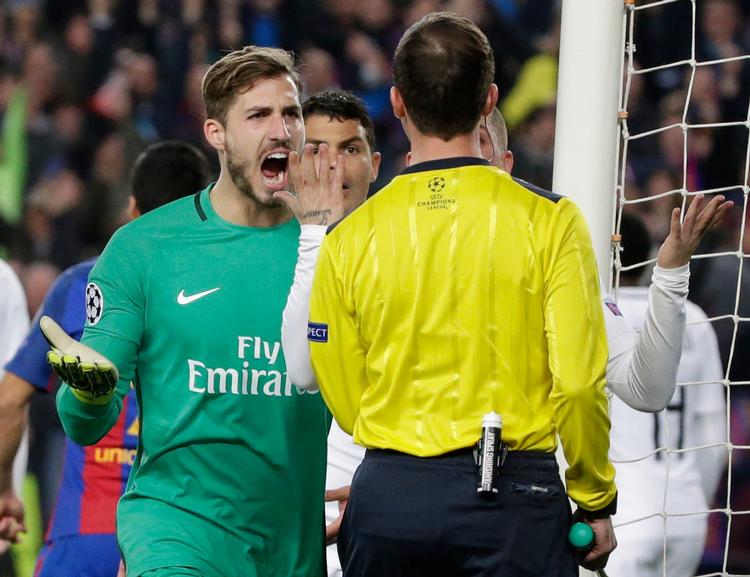 Frustrationen var til at få øje på, da PSG's tyske målmand Kevin Trapp beklagede sig til sin landsmand, kampens dommer Deniz Ayetekin på Camp Nou onsdag aften.
 