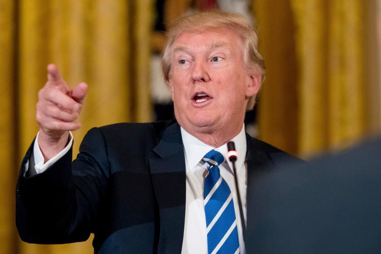 Donald Trump mødtes tirsdag med politikere fra Kongressen i Det Hvide Hus' østværelse. Nu rykker forhandlingerne ned ipå bowlingbanen i kælderen 