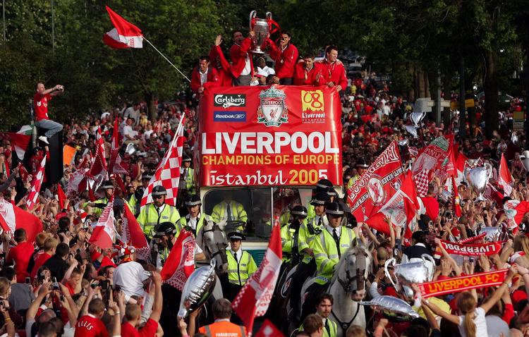 Liverpool-spillerne i triumftog efter sejren over AC Milan i Champions League-finalen 2005. 