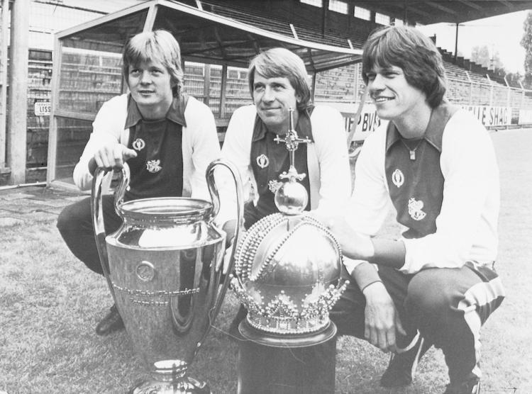 I sæsonen 1979-80 var der tre danskere i Ajax, og to af dem havde været med til at hjemføre både mesterskab og pokal i sæsonen inden. 