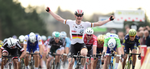 Greipel sejrer suverænt i kongespurten på 5. etape, mens Magnus Cort helt ude til højre suser over stregen som nr. 6. Foto: A.S.O./A. Broadway. 