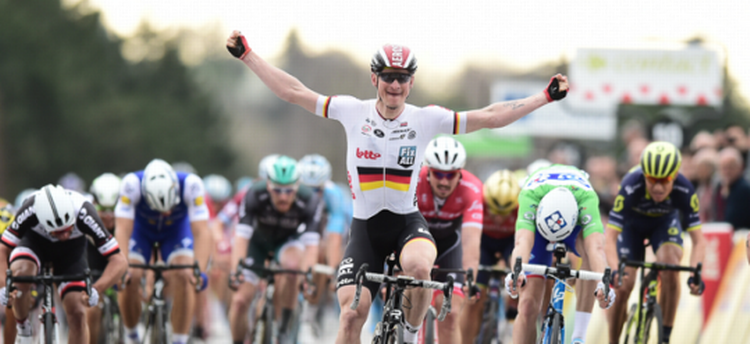 Greipel sejrer suverænt i kongespurten på 5. etape, mens Magnus Cort helt ude til højre suser over stregen som nr. 6. Foto: A.S.O./A. Broadway. 