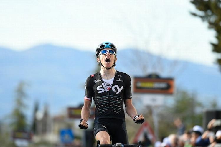 Jublen var ikke til at tage fejl af, da Geraint Thomas krydsede målstregen som vinder af 2. etape i Tirreno-Adriatico. Foto: La Presse-D'Alberto/Ferrari. 