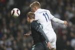 Andreas Cornelius var banens bedste i luften. Her header han 2-1-sejrsmålet ind i 2. halvleg 