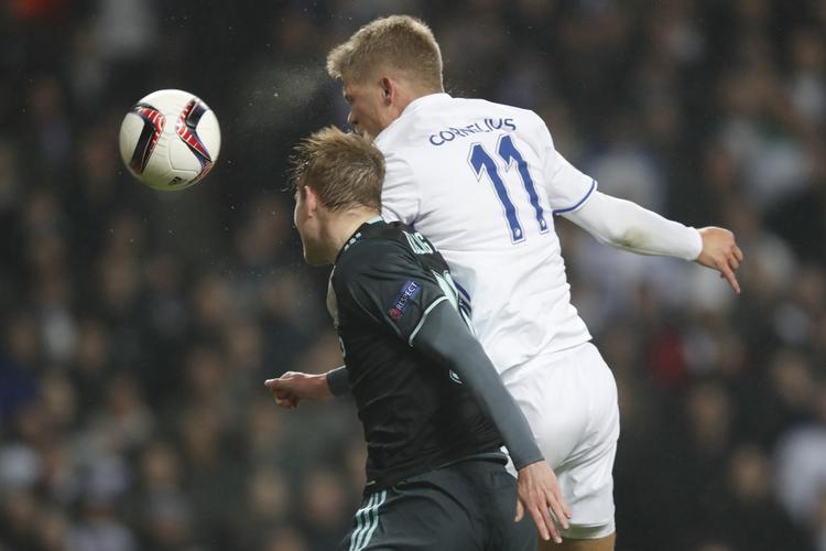 Andreas Cornelius var banens bedste i luften. Her header han 2-1-sejrsmålet ind i 2. halvleg 