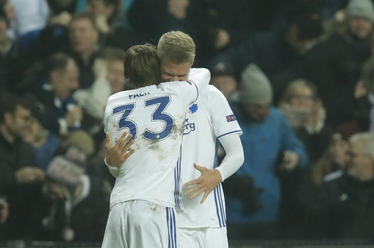 Der var kæmpe kram fra den ene målscorer, Rasmus Falk, til den anden, Andreas Cornelius, da sidst nævnte havde headet FCK foran 2-1 mod Ajax i Parken. 