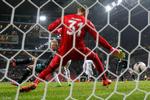 Europa League 1/8-finale i Parken: FCK - Ajax. Ajaxs Kasper Dolberg scorer til 1-1 hos FCKs Robin Olsen. 