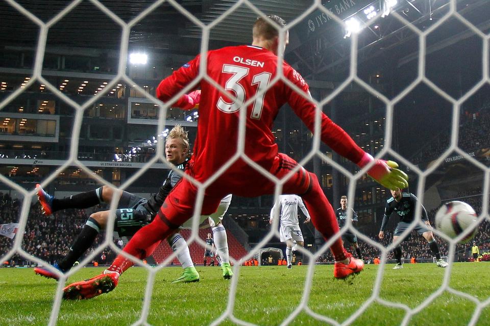Europa League 1/8-finale i Parken: FCK - Ajax. Ajaxs Kasper Dolberg scorer til 1-1 hos FCKs Robin Olsen. 
