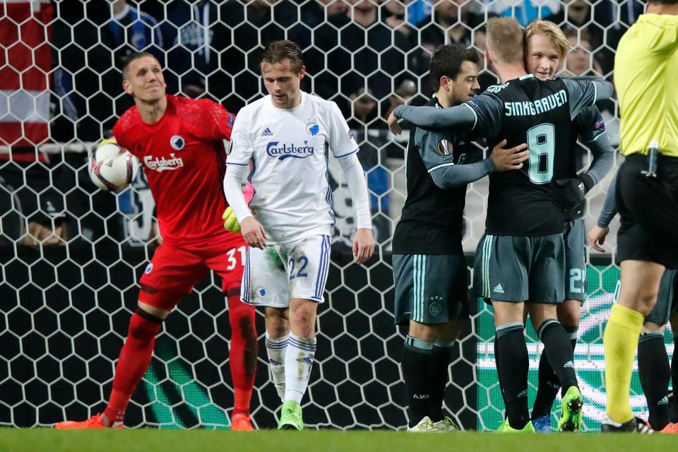 Europa League 1/8-finale i Parken: FCK - Ajax. Ajaxs Kasper Dolberg har scoret til 1-1 og jubler med Ajaxs Daley Sinkgraven. 
