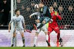 Europa League 1/8-finale i Parken: FCK - Ajax. Ajaxs Kasper Dolberg forsøger sig foran FCKs William Kvist, Uros Matic og Robin Olsen. Målet bliver dog annuleret. 